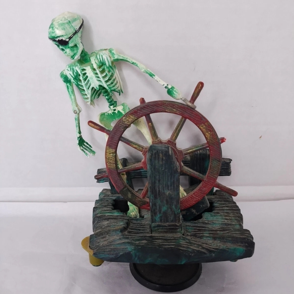 BRAND NEW AQUARIUM PENN-PLEX SKELETON AT THE WHEEL BUBBLER